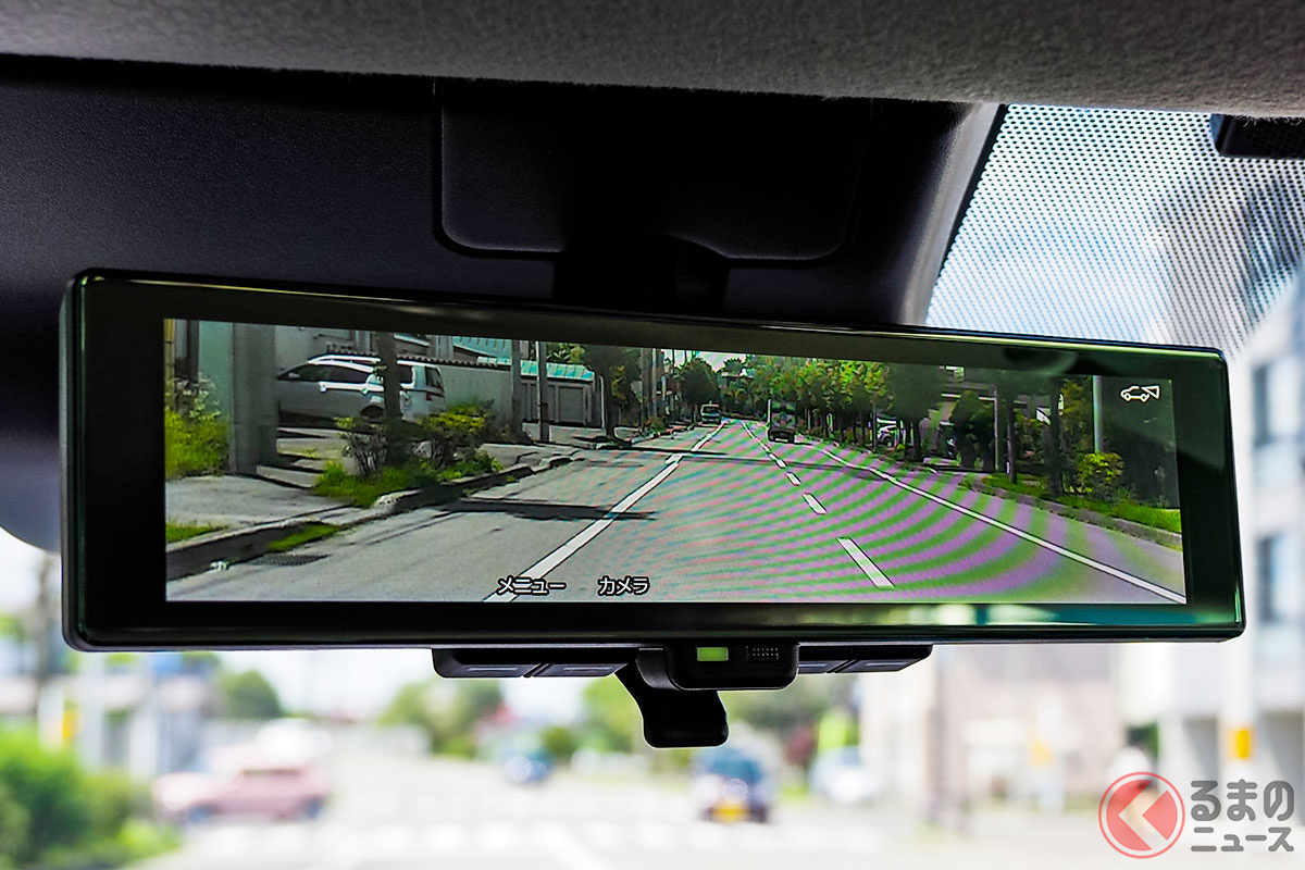 カメラの映像で後方確認できる「デジタルルームミラー」