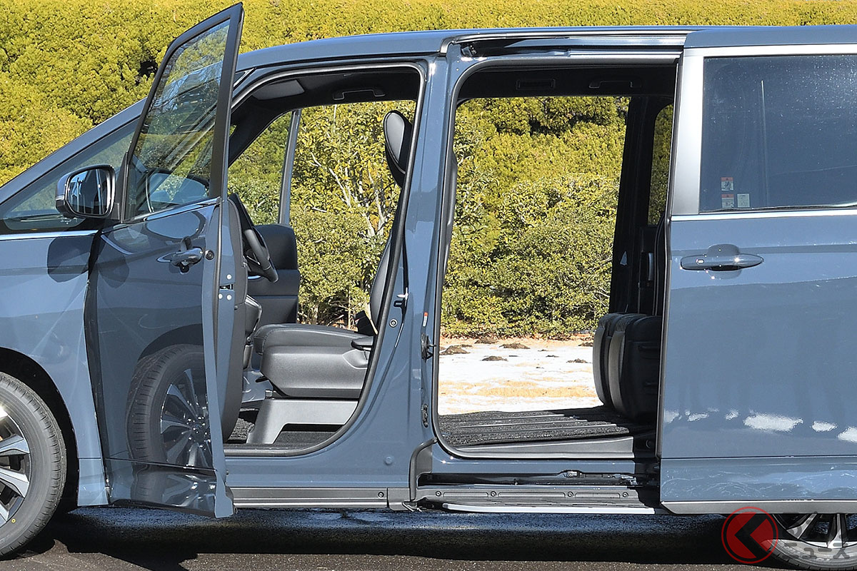 トヨタのミドルサイズミニバン「ヴォクシー」