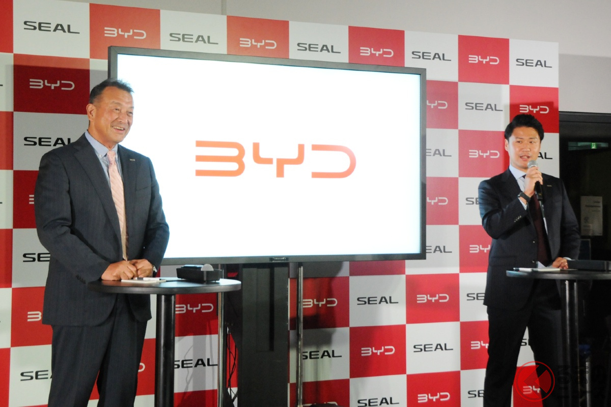 「BYD SEAL」発表会に登壇したBYD Auto Japanの東福寺厚樹社長(左)と同社マーケティング部の遠藤友昭部長(右)