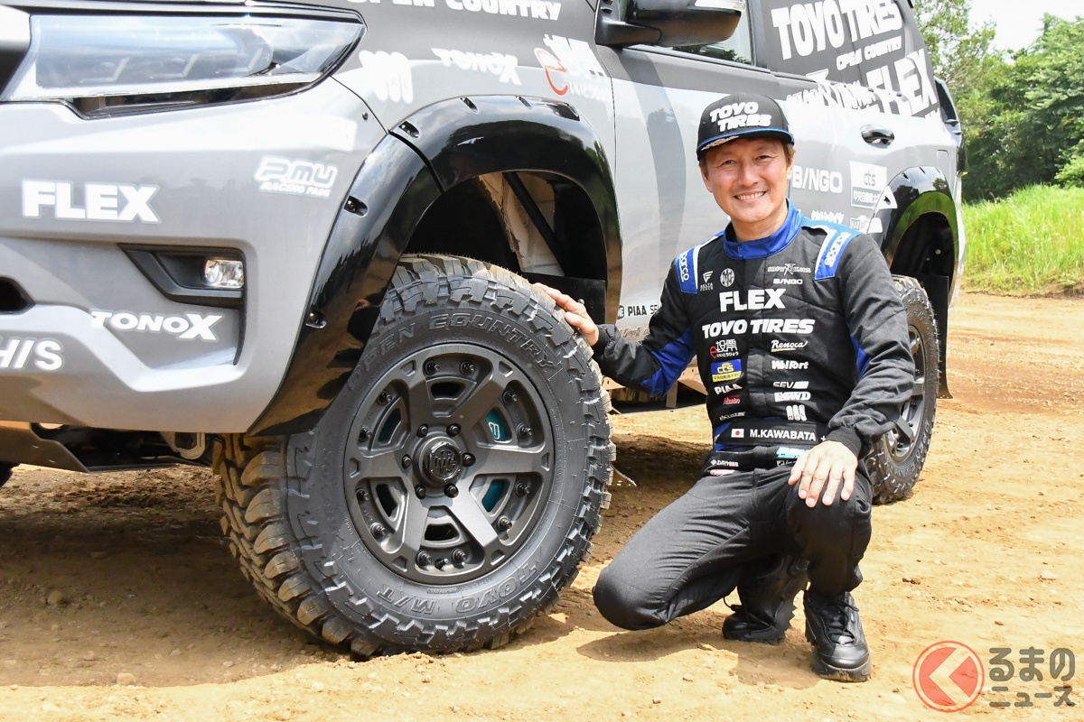 オープンカントリーM/Tを装着したランドクルーザープラドと、ドライバーの川畑真人選手
