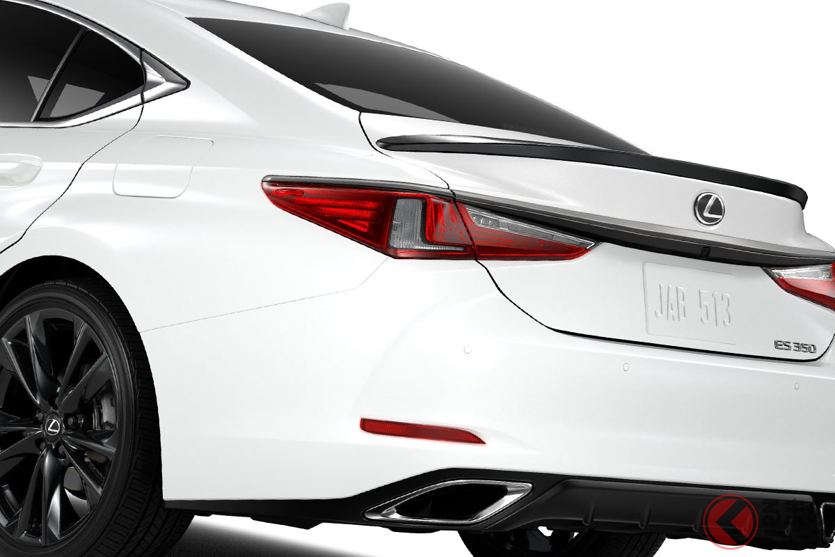 スポーティなブラックパーツを装着したレクサス「ES」