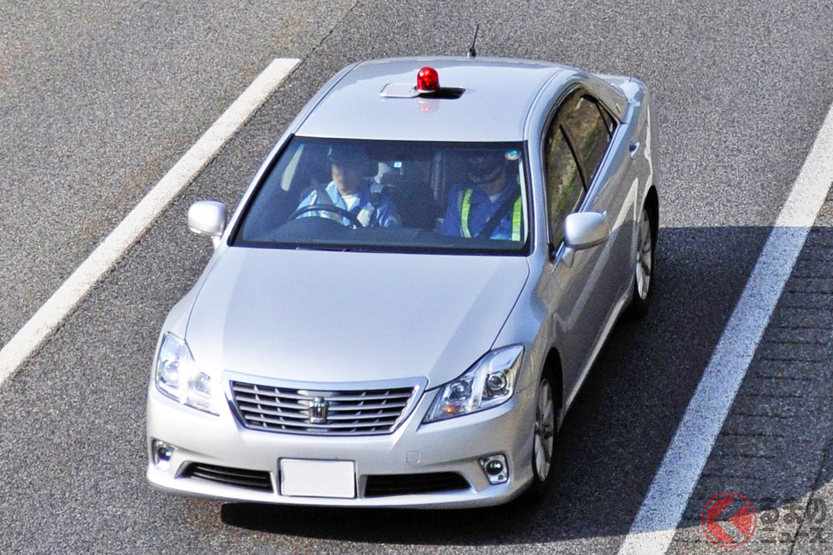 一般車に紛れる「覆面パトカー」 特徴は?