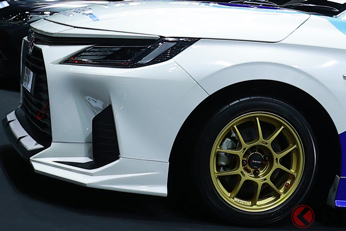 スポーティカスタムが施されたトヨタのコンパクトクーペセダン「ヤリス エイティブ e-fuel」