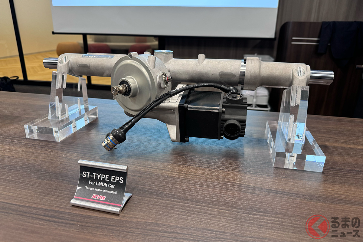 カヤバの電動パワーステアリング(EPS)の技術説明会では実際に製品も展示された。いかにEPSがコンパクトかというのが分かる
