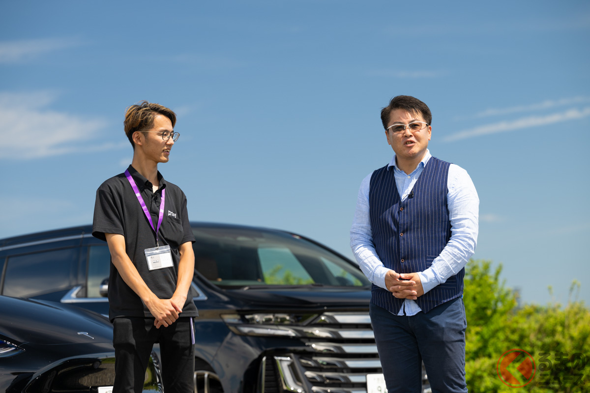 「HIPERMAX」の体感試乗会で試乗できるHKSのデモカーの前に立つ筆者とHKSの細田さん