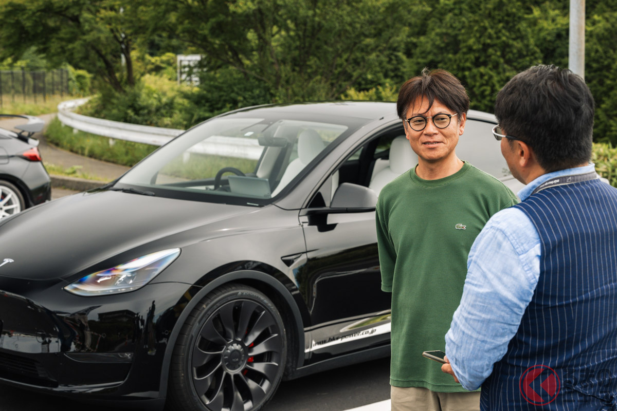 テスラ「モデルY」に試乗した体感試乗会参加ユーザーにインタビューをする筆者