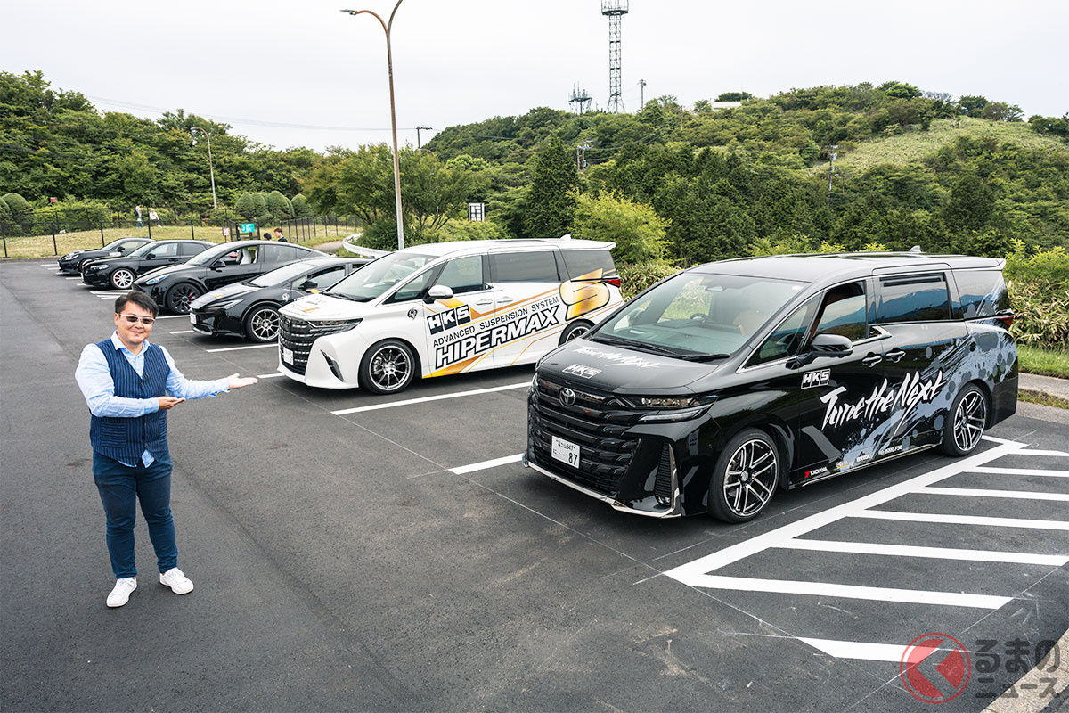 「HIPERMAX」の体感試乗会で試乗できるHKSのデモカーの前に立つ筆者(山本シンヤ)