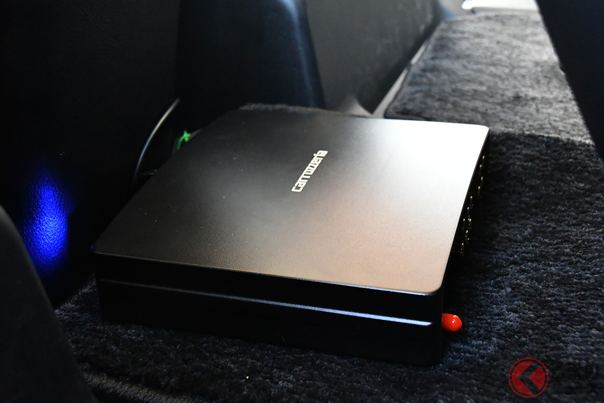 「謎の黒い箱」のDSPアンプ「DEQ-2000A」(プロトタイプ)。デモカーでは分かりやすいように前席の足元に設置されていたが、通常はシート下など見えない場所に置くことが可能