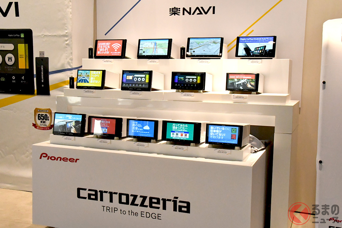 発表会では楽ナビ2025年モデルの全ラインナップを一堂に展示。トップモデルだけでなく7インチのエントリーモデルもApple CarPlay/Android Auto対応!