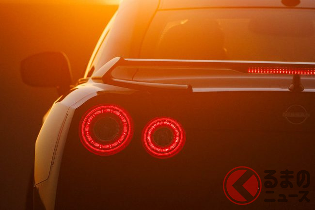 日産「新型2ドアクーペ」発表！ 「匠の手組みエンジン」搭載＆迫力