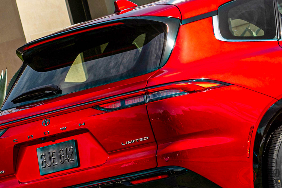 赤もイイね! トヨタ新型「クラウン シグニア」