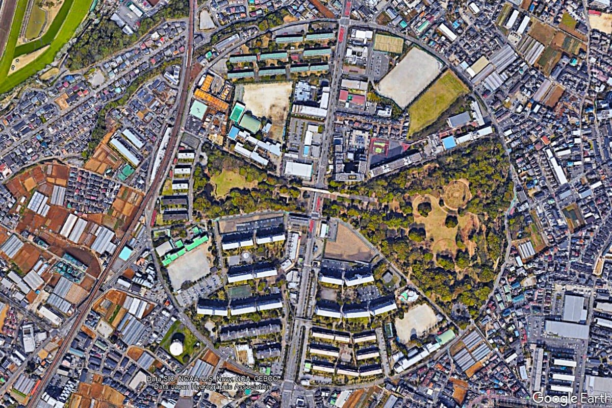 謎の「巨大な円形道路」はなぜ生まれたのか（画像：Google Earth）。