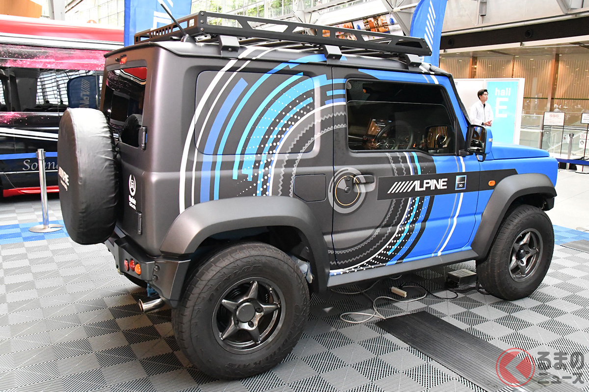 アルパインのジムニーシエラのデモカーに装着された「メティオサウンドシステム」とジムニー専用10型BIG X