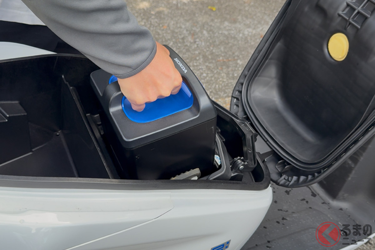 超カンタン! 抜き差しするだけでバッテリー交換完了!