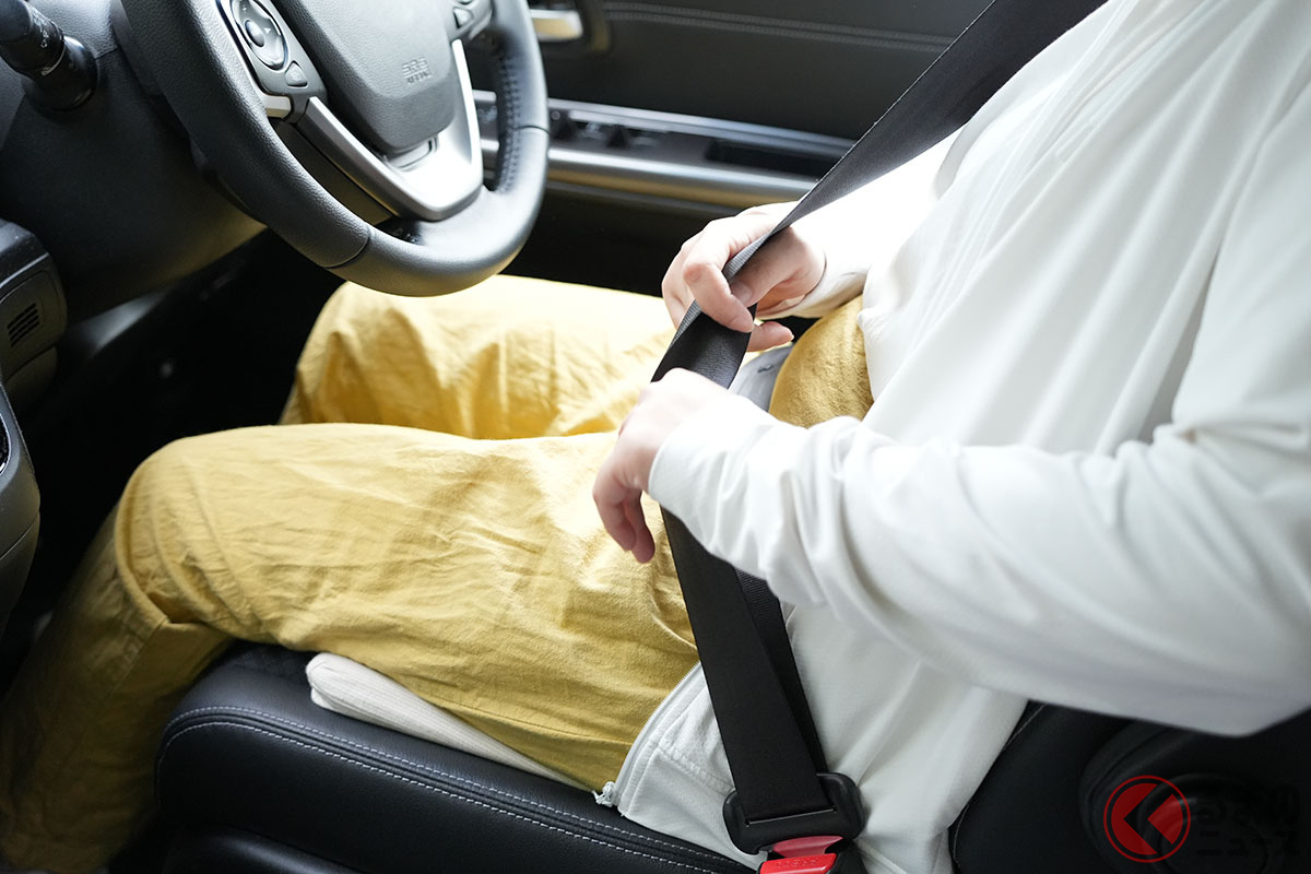 シートベルトに付いてる「謎のボタン」何のため?