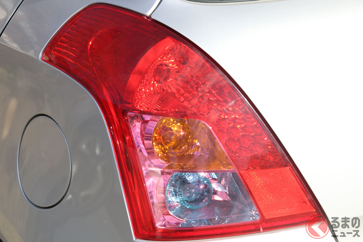 なぜテールランプは黄ばまない?