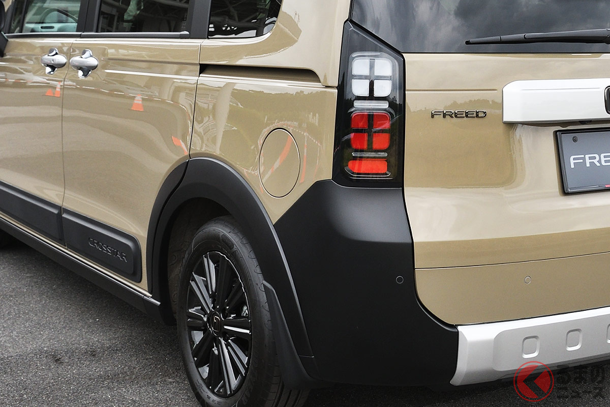 新型「フリード クロスター」はアウトドア感満載! とくにこの斜め後ろからのアングルがいい感じ!