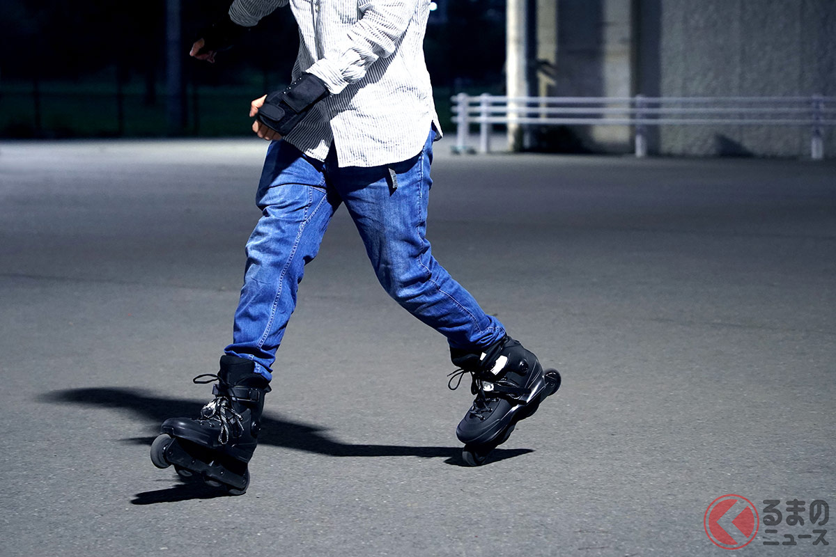 SNS上において、外国人とみられる男性らが道路上をローラースケートで走行する動画が話題に