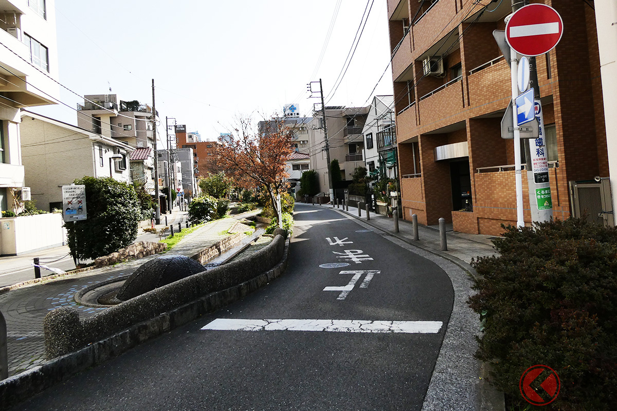 停止線で止まったときに建物などで見通しが悪くなっている場所も少なくない