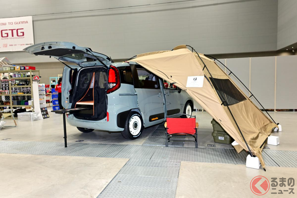 最近では各メーカーからも純正アクセサリーとして、車中泊やアウトドアを楽しむアイテムも出ている(画像はトヨタ・シエンタ)