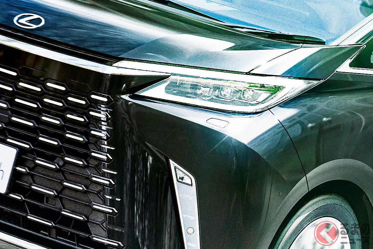 左前のあたりを盛大に「がりがり」と!? レクサスの超高級ミニバン「LM」