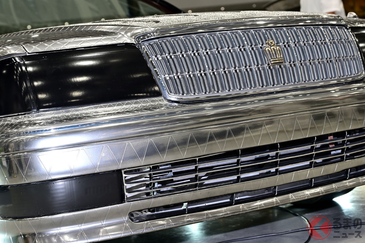 彫刻がスゴい! シルバーの「クラウンオープンカー」