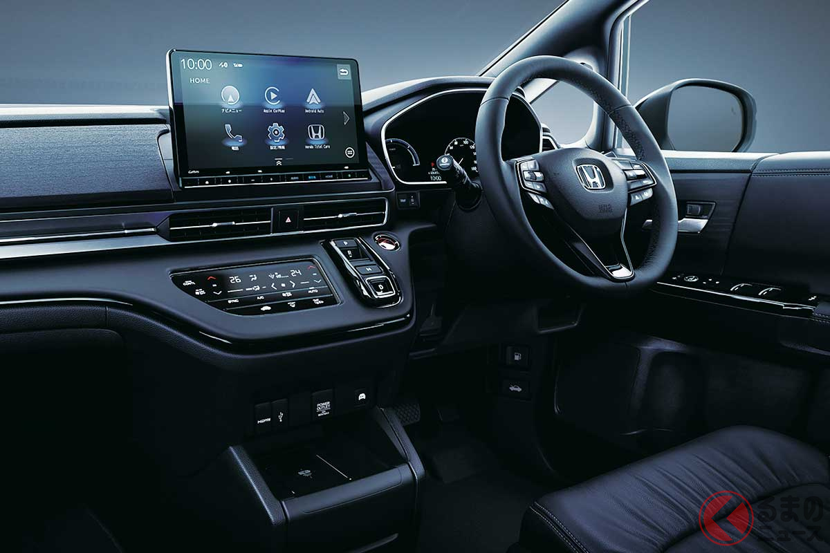 シフトレバーがボタン式にかわりすっきり感を増したインパネまわり