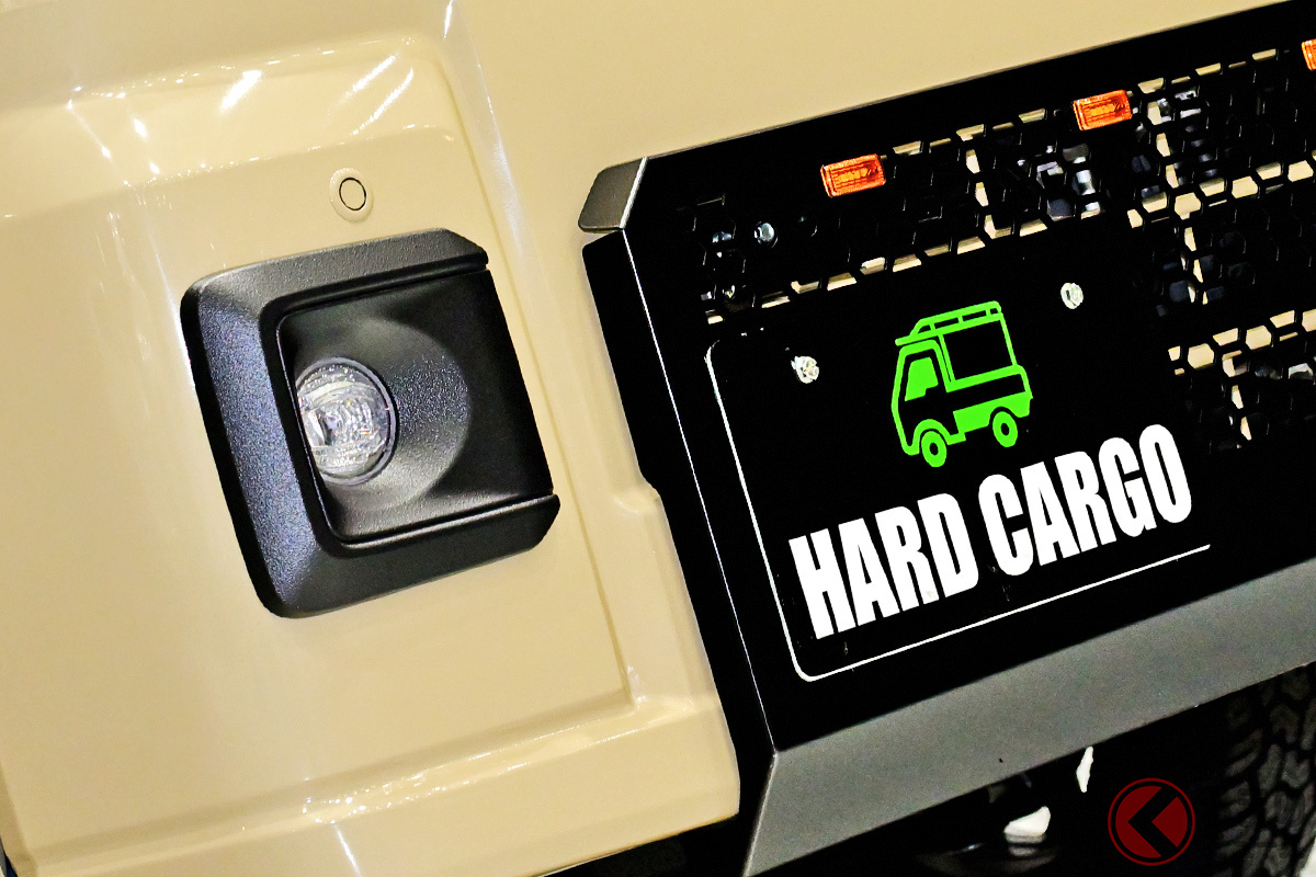 「ランドクルーザー70」の純正色に塗装された「HARD CARGO コンプリートスペシャルモデル ランクル70ベージュ&ラプターライナー」