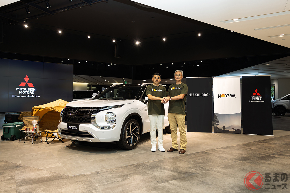 博報堂の名倉取締役常務執行役員(左)と三菱自動車工業の中村代表執行役副社長(右)