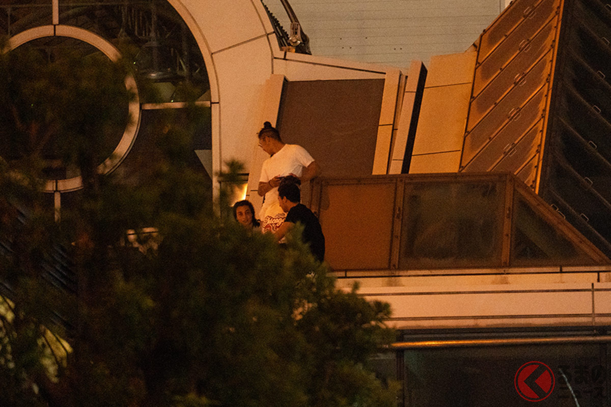 最近ではフェンスを乗り越えて屋根に上ってまで見るギャラリーも(撮影許可:首都高/撮影:加藤博人)