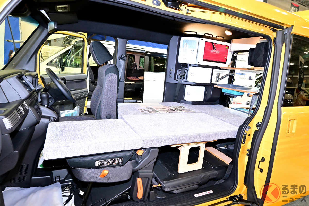 左側の大開口を活かした「N-VAN」キャンピングカー