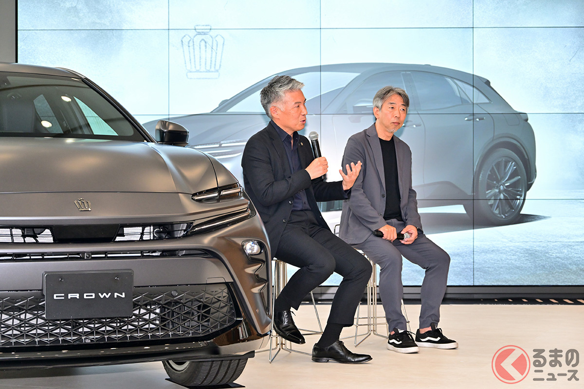 クラウンの開発責任者である清水竜太郎氏(左)とチーフデザイナーの宮崎満則氏(右)