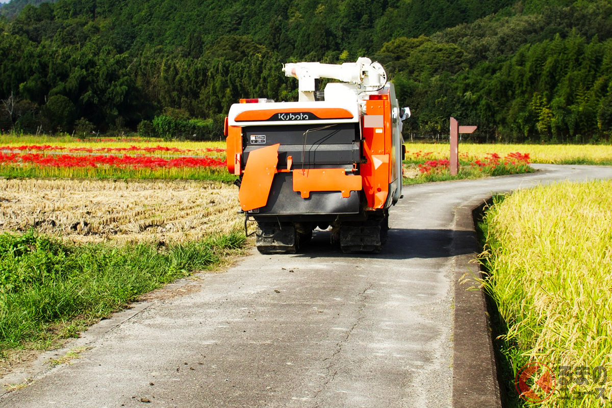 農道でトラクターやコンバインなどの農耕車を一般車両が追い抜いてもいいの？（画像はイメージ）