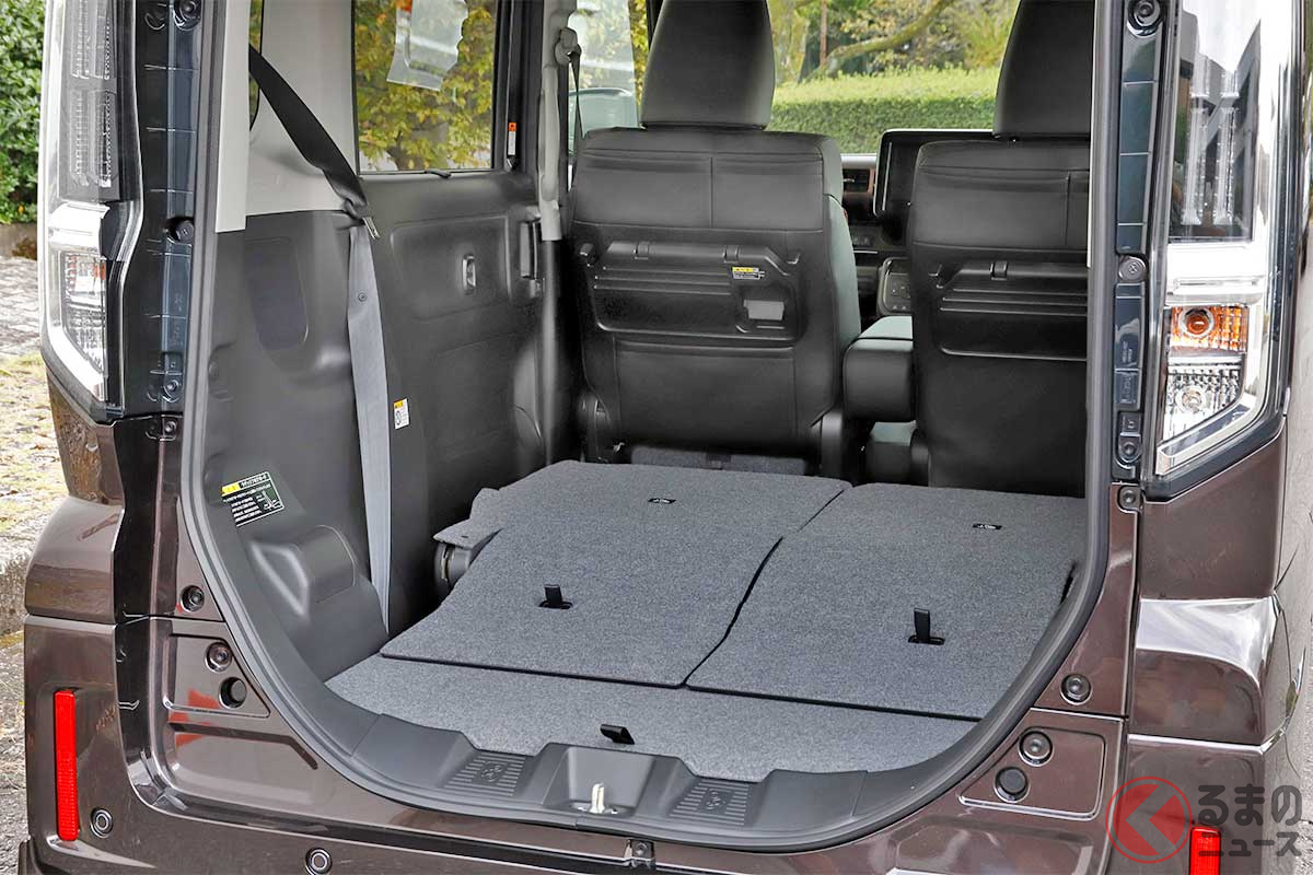 スズキ「スペーシア」の荷室は、助手席を前倒ししてさらに空間を拡大することも可能