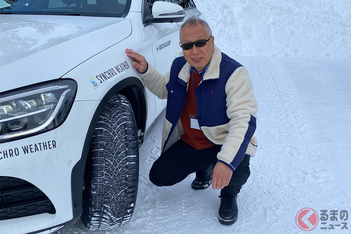 「シンクロウェザー」を装着したメルセデス・ベンツ「GLC」と筆者(こもだきよし)