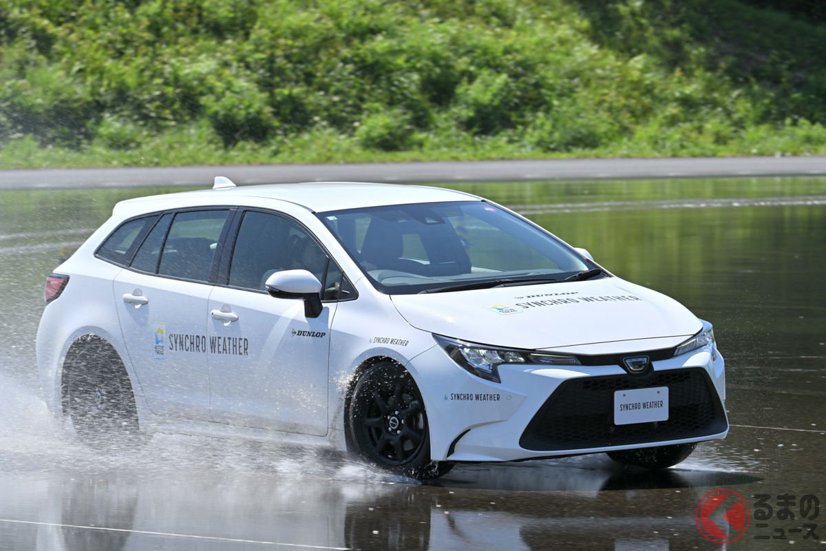 完全なウエット路面を走行する「シンクロウェザー」を装着したトヨタ「カローラ ツーリング」
