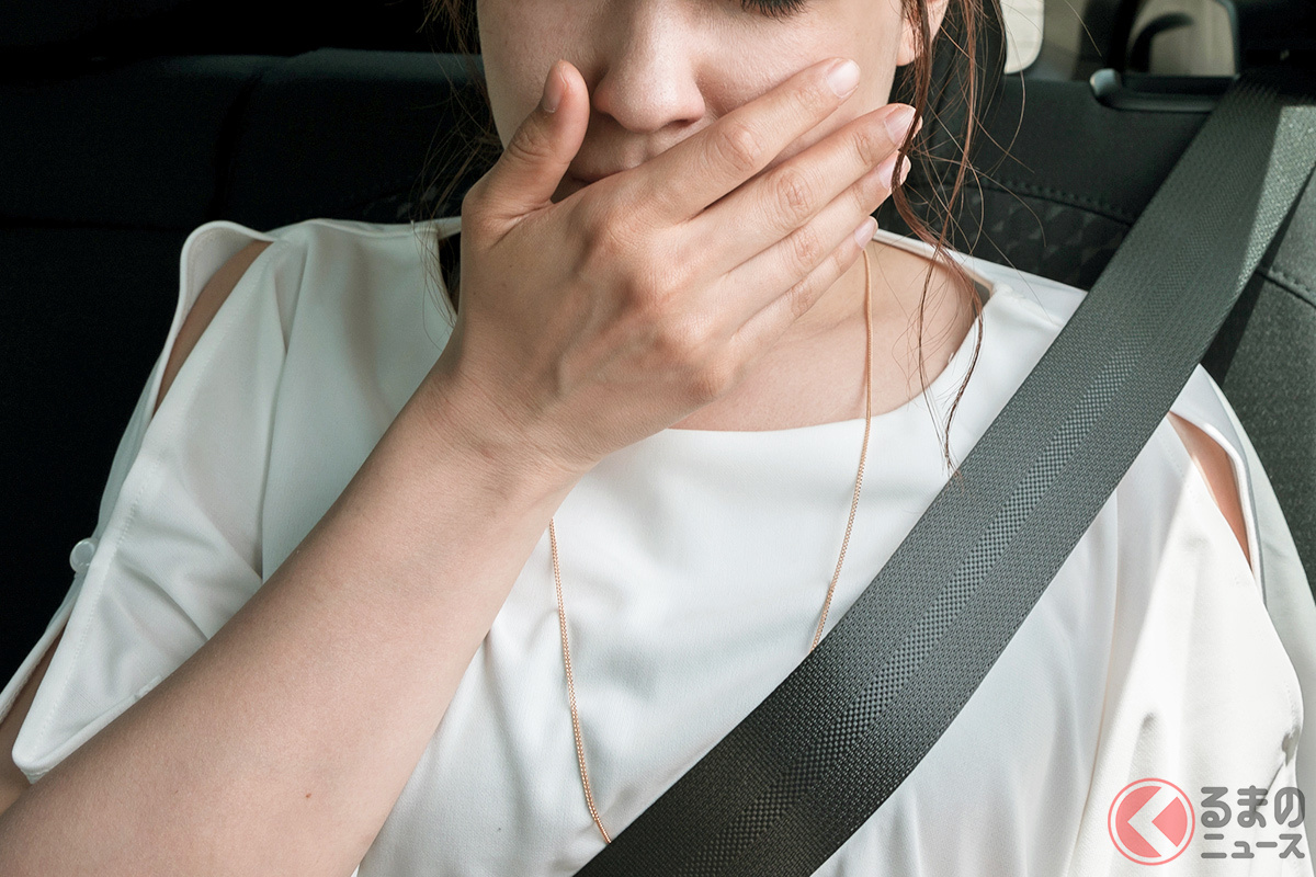 スマホ凝視でクルマ酔い… それ、iPhoneなら防げるかも(画像はイメージです)