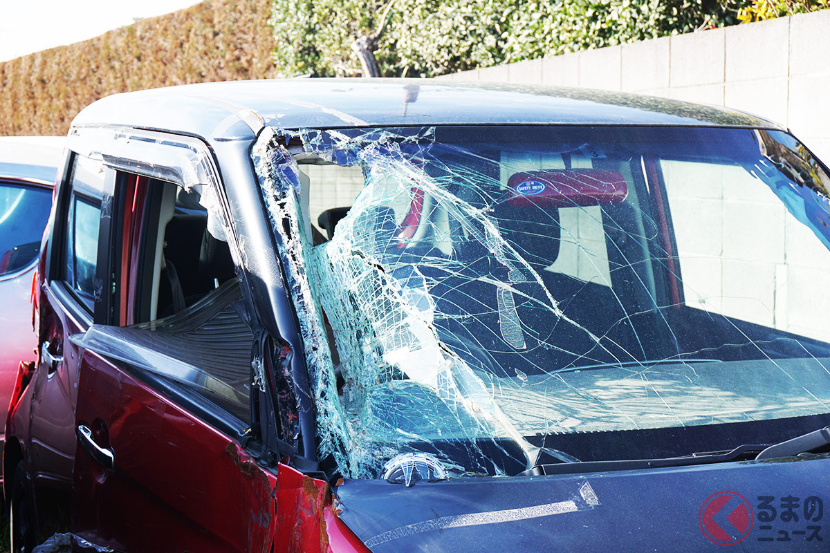 32歳の女が信号待ちをしていたクルマに突然レンガを投げつけて窓ガラスを割るという事案が発生(画像はイメージで本件とは関係ありません)