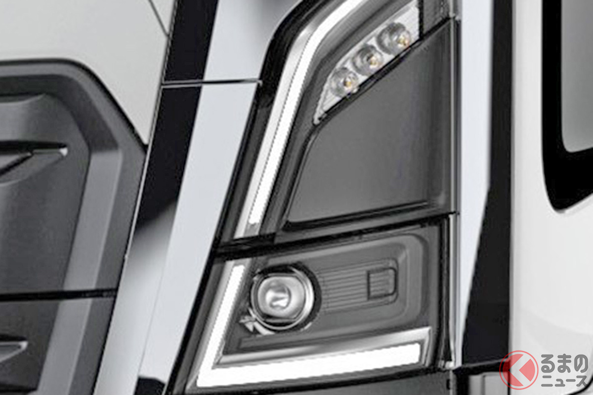 UDトラックス「コンドル」(画像は「メッキパッケージ装着車」の7.5/8/11トン車)