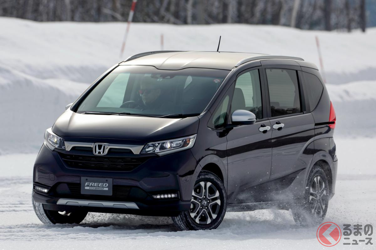 雪上試乗会では従来型のホンダ「フリード ハイブリッド クロスター」も用意された