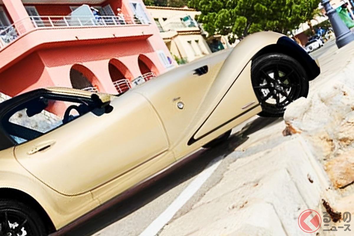 レトロなデザインと長いボンネットが特徴的