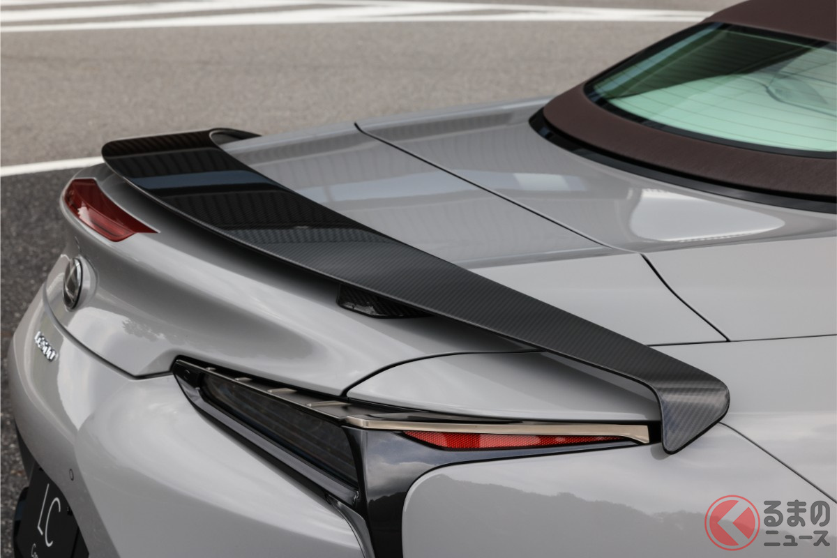 リアウイングはソフトトップ開閉時に干渉しないように前後方向の長さが異なる専用品