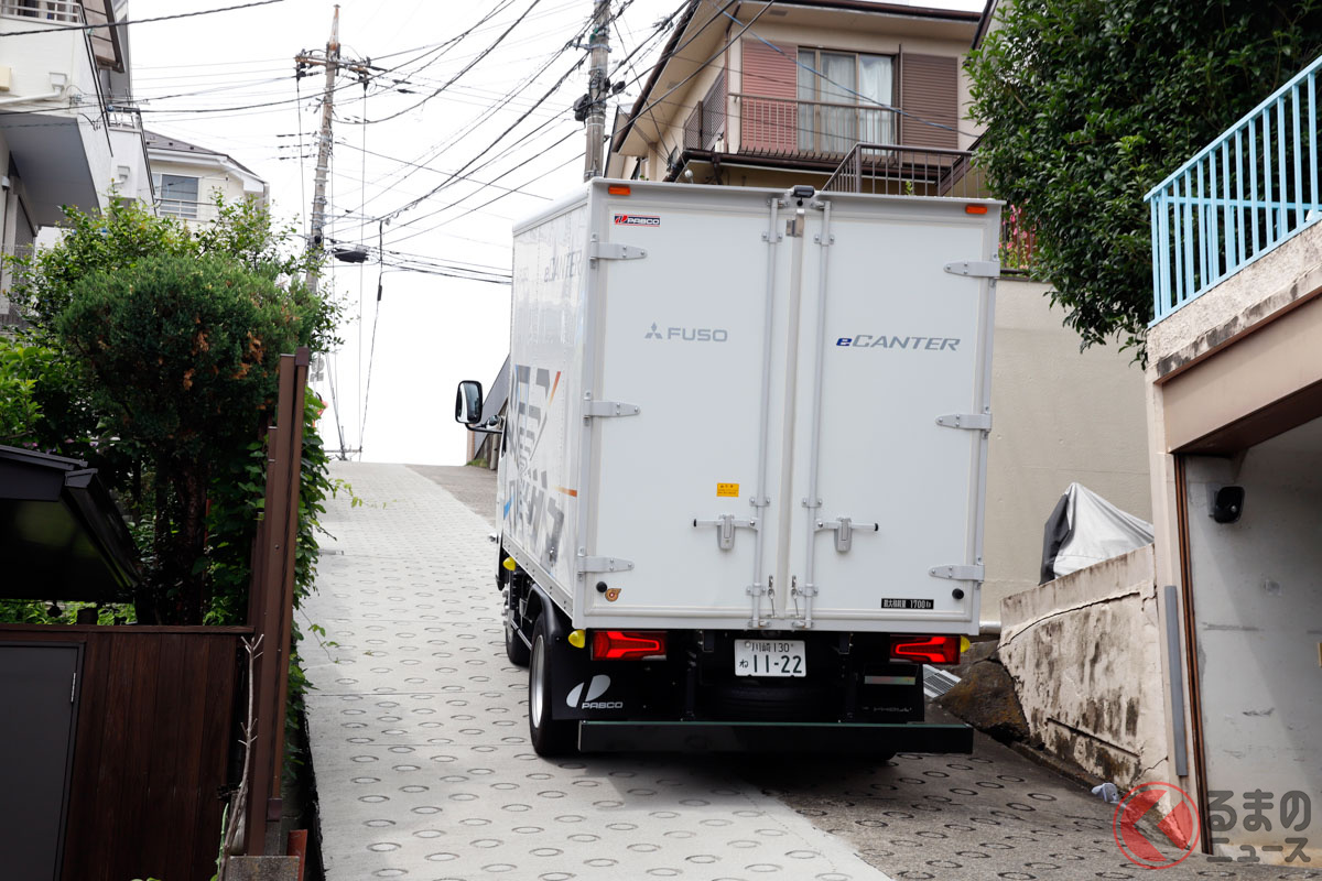 このような急な坂道もeキャンターであればスイスイ登る