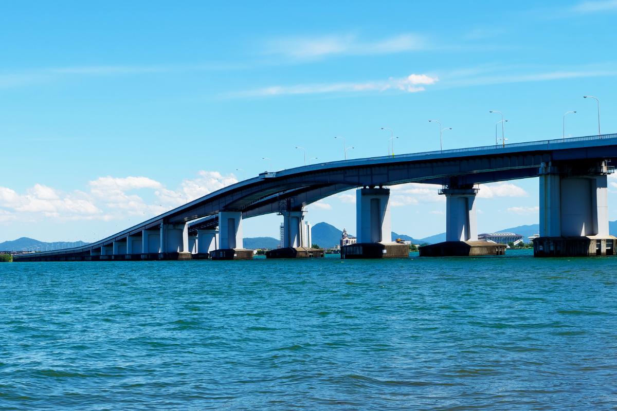 琵琶湖をまたぐ有料の「琵琶湖大橋」（画像：写真AC）。