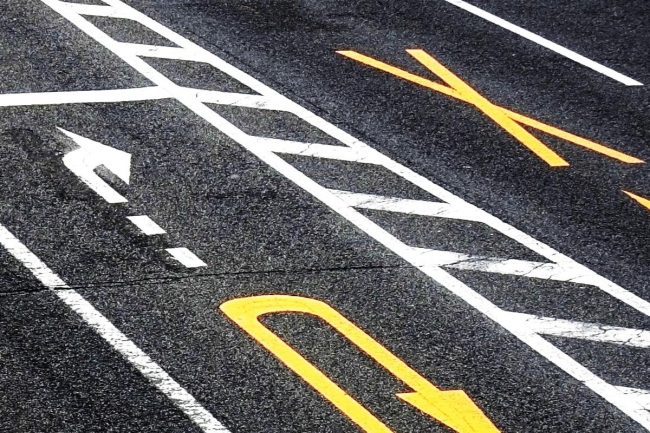 道路の真ん中にある謎の「斜めシマシマ模様」法律上の意味は？ 走ると