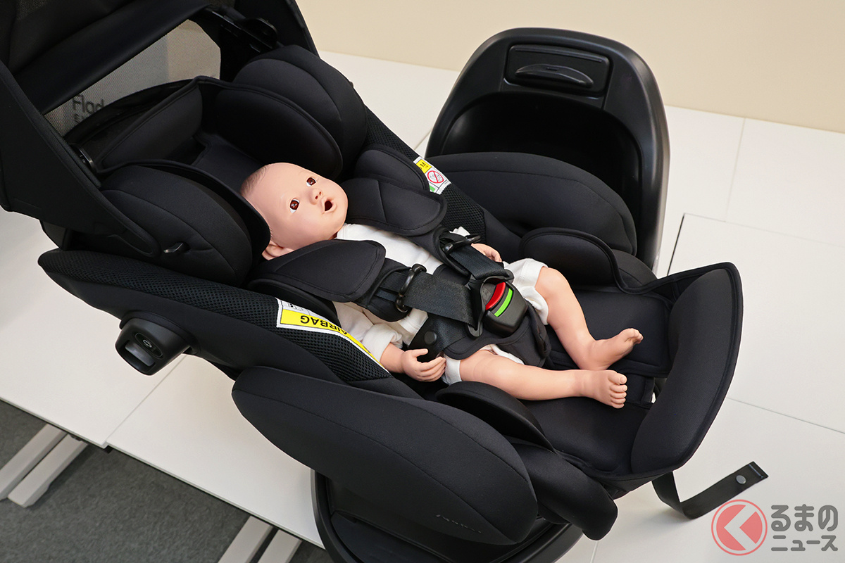 「フラディア グロウ エバー プレミアム AB」(カラー:エターナルブラック)/画像はフルフラットベッドの状態で赤ちゃんのダミー人形を乗せている様子