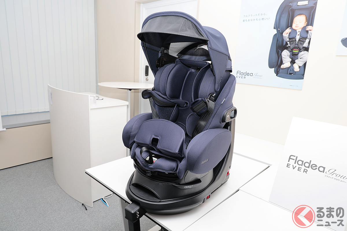 「フラディア グロウ エバー プレミアム AB」（カラー：エターナルネイビー）／画像は前向きシートの状態