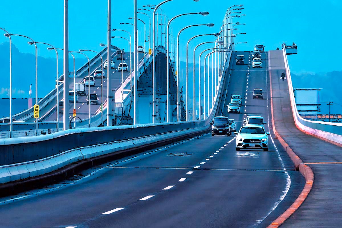 琵琶湖をまたぐ有料の「琵琶湖大橋」（画像：写真AC）。
