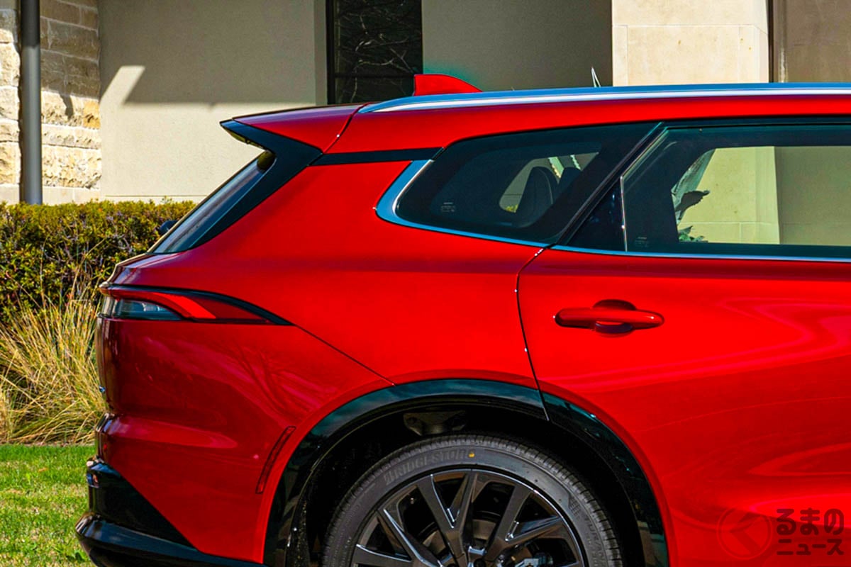 鮮烈レッドもカッコイイ! トヨタ新型「クラウン シグニア」
