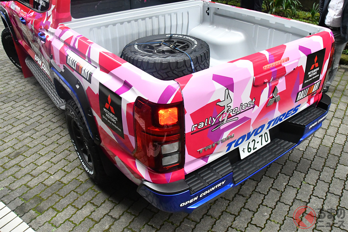 ピックアップトラックらしい広大な荷台にはトーヨータイヤの「OPEN COUNTRY R/T」のスペアタイヤが。TOYO TIREグローバルマーケティング部部長の吉川氏によると、1回のラリーで2セットの使用を想定しているとのこと